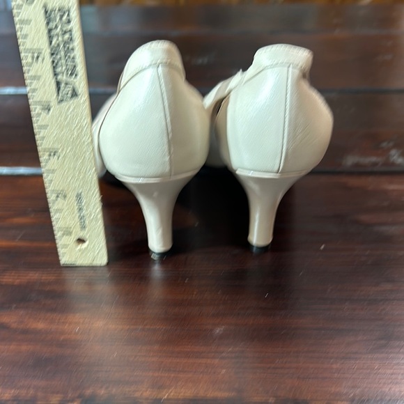 Life Stride Cream Textured Heels for Formal Elegance - Picture 4 of 9